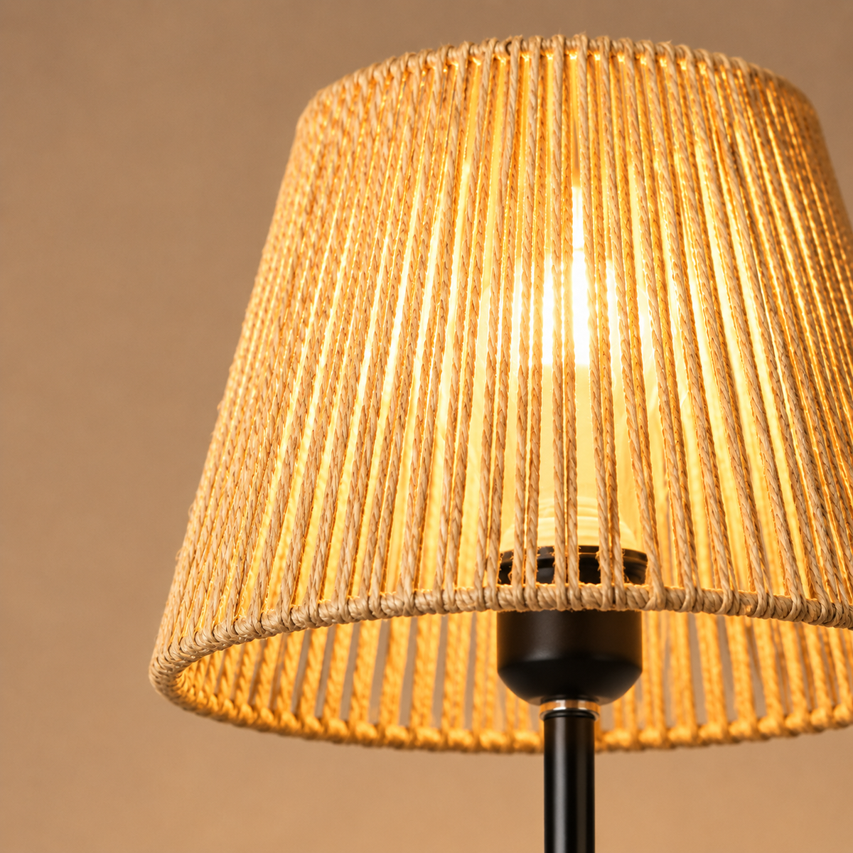 Lampadaire rotin noir pour salon Liora
