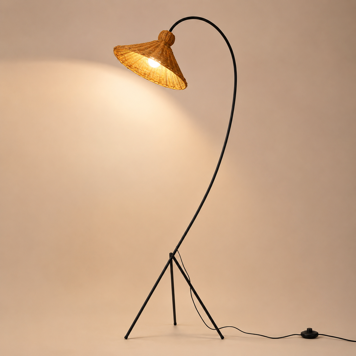 Lampadaire rotin arc pour salon Sora