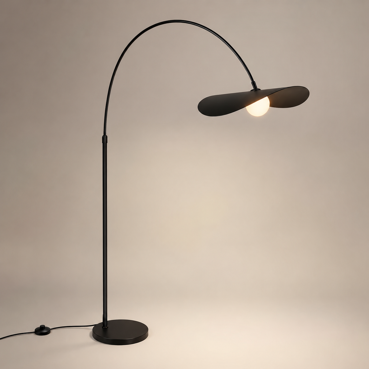 Lampadaire arc noir pour salon Alba