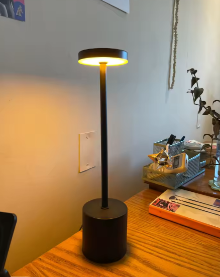 Photo client de Lampe à poser tactile rechargeable Liora
