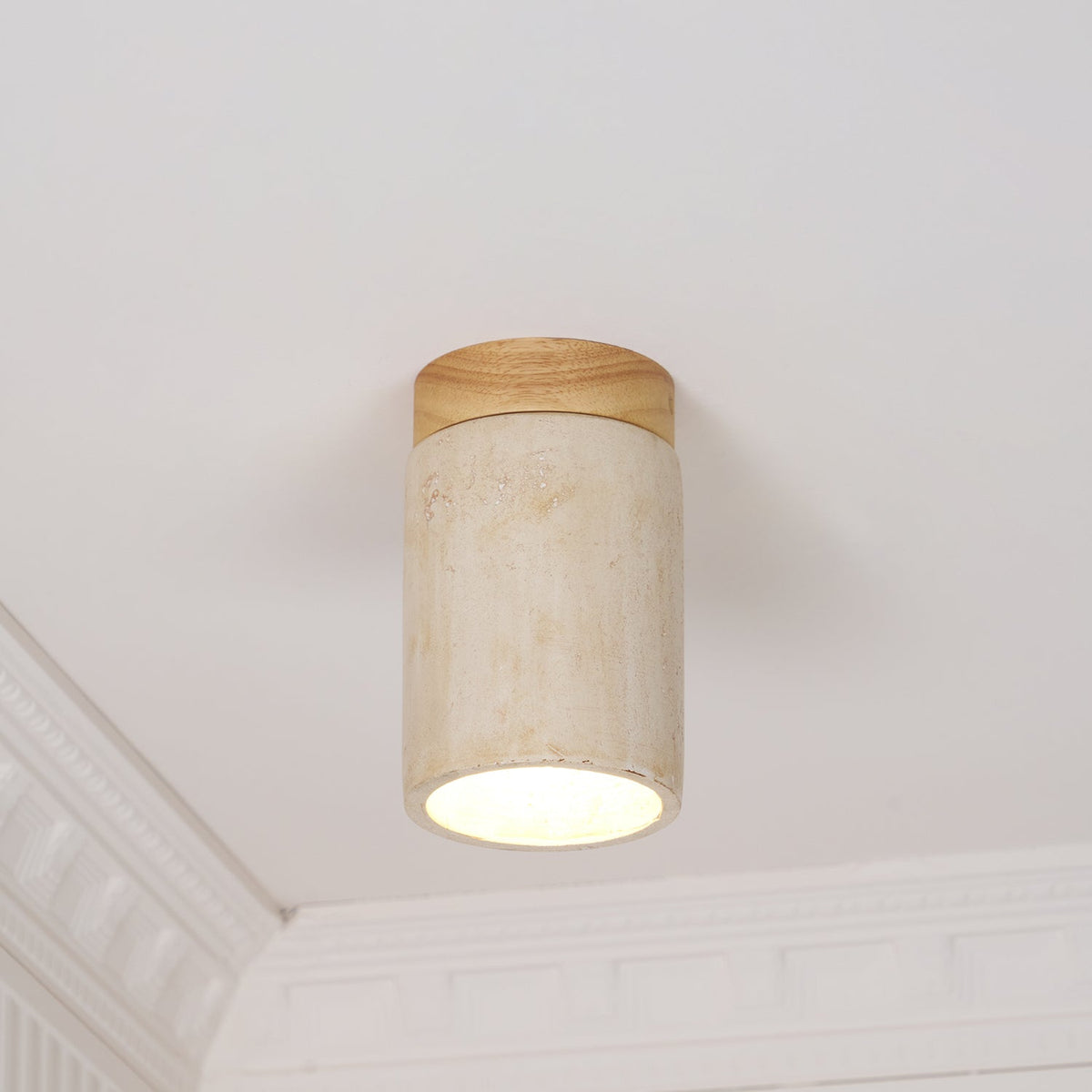 Plafonnier travertin et bois pour intérieur élégant
